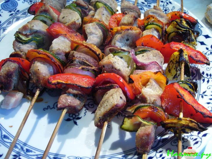 Шашлычки ассорти (рыбные, мясные, овощные)