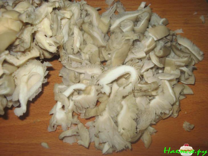 Свекольный салат с вешенками и лесными грибами