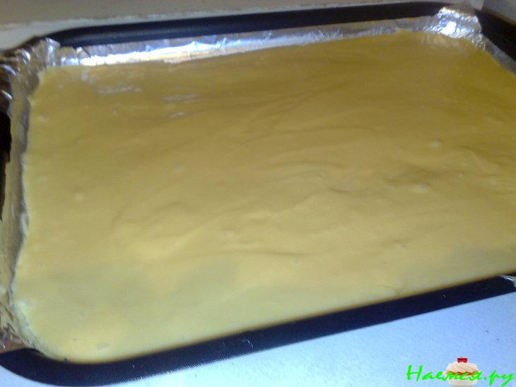 Пирожное в шоколадной глазури с орехами и изюмом