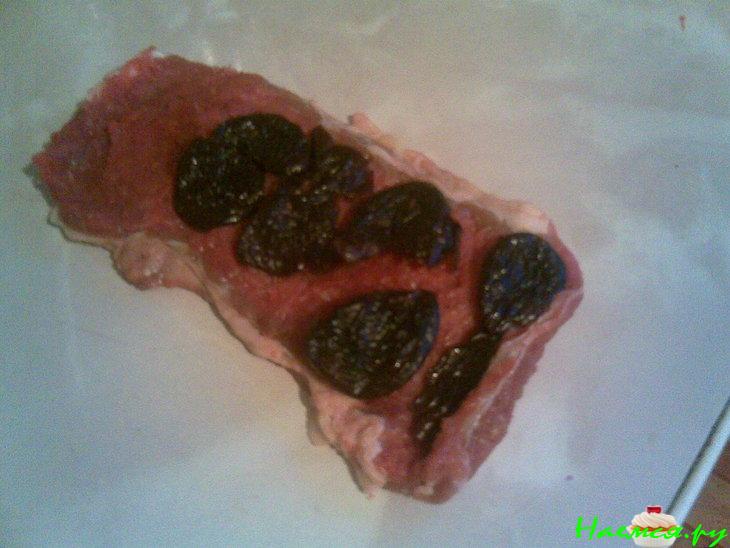 Говядина с черносливом и чесноком в соевом соусе