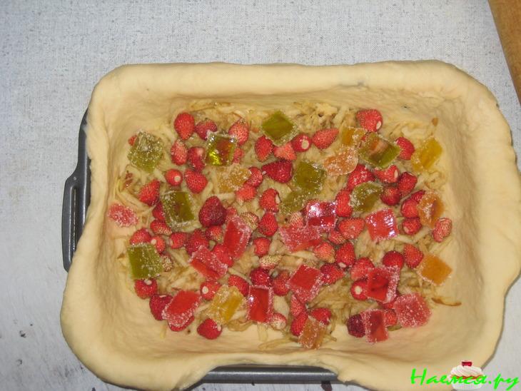 Пирог с земляникой, яблоком, бананом и мармеладом 