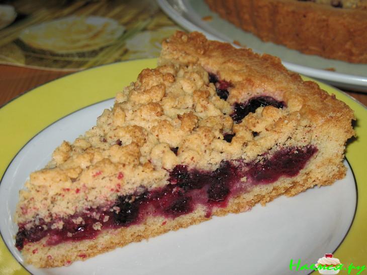 Песочный пирог с вишней и черной смородиной