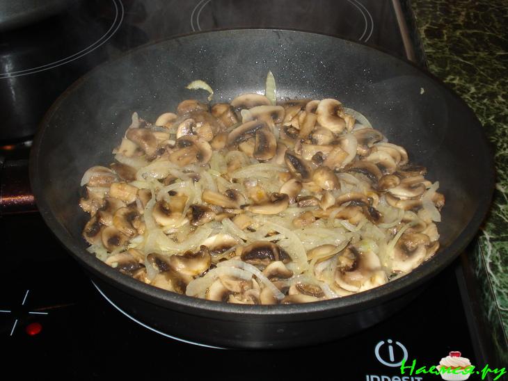 Куриная грудка с овощами, тушенная в сливках