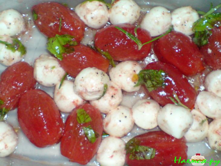 Закуска из картофельных оладий и маринованных помидорок и сыра