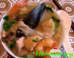 Тайский суп с морепродуктами Тайский суп с морепродуктами
