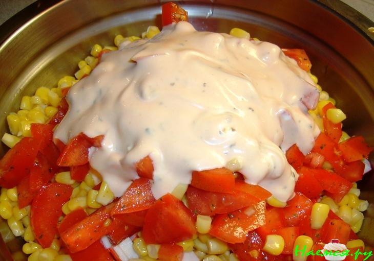 Салат с манго и крабовыми палочками