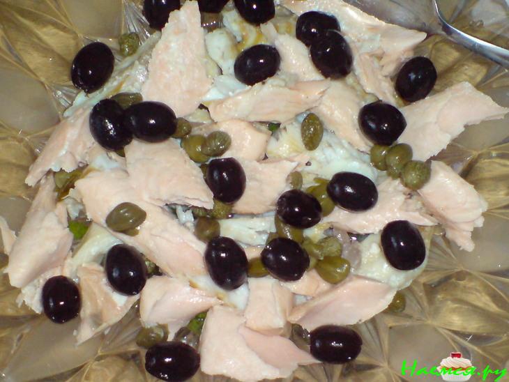 Салат из отварной рыбы и помидорок