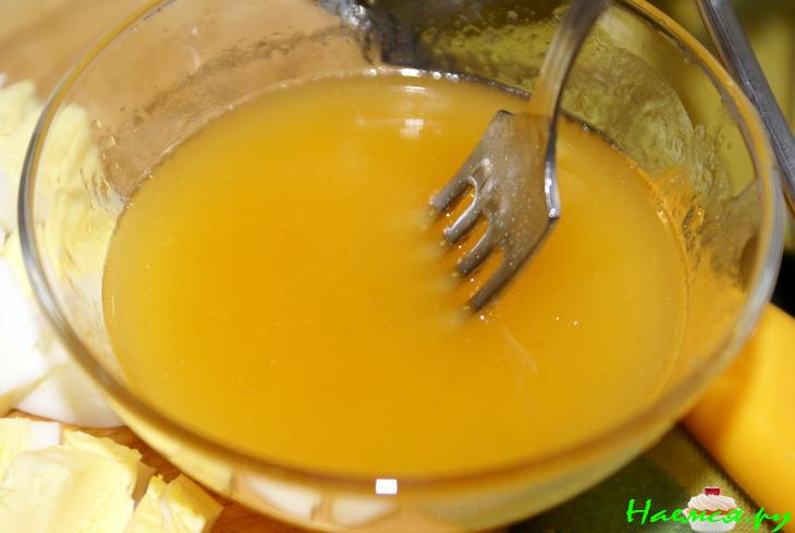 Салат с мягким сыром и кисло-сладкой заправкой