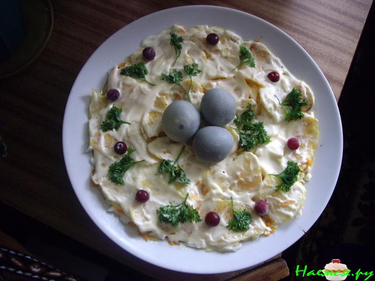 Салат с курицей и чипсами "Гнездышко"