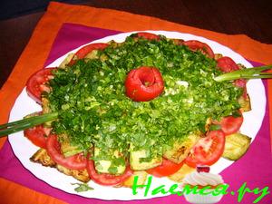 Теплый салат с кабачками и помидорами