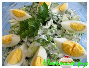 Весенний салат со сметанно-лимонной заправкой