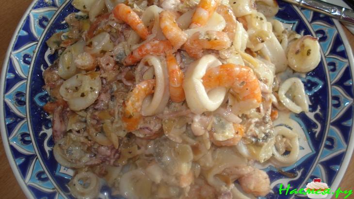 Салат из морепродуктов с луком в сметане