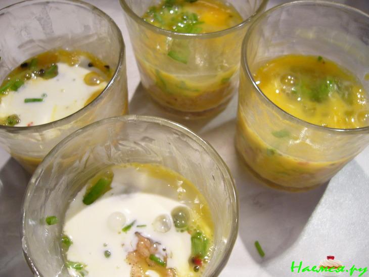 Запеченные яйца с тунцом