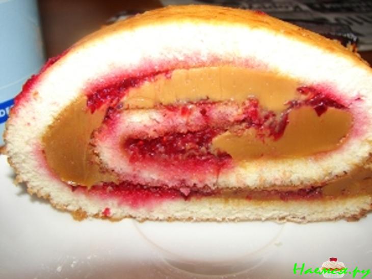 Рулет с клюквой и варёной сгущёнкой