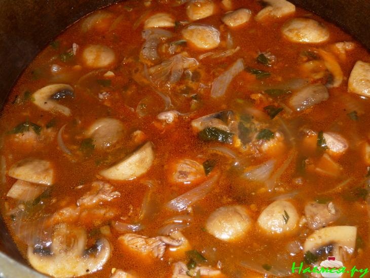 Грудинка с шампиньонами в соусе Грудинка с шампиньонами в соусе