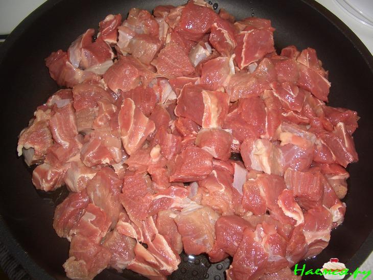 Говядина с изюмом в хлебном соусе