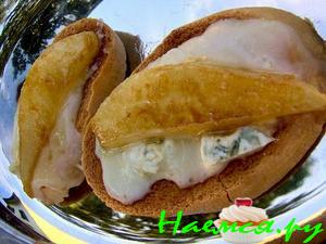 Гренки с горгондзолой, грушей и кедровыми орешками