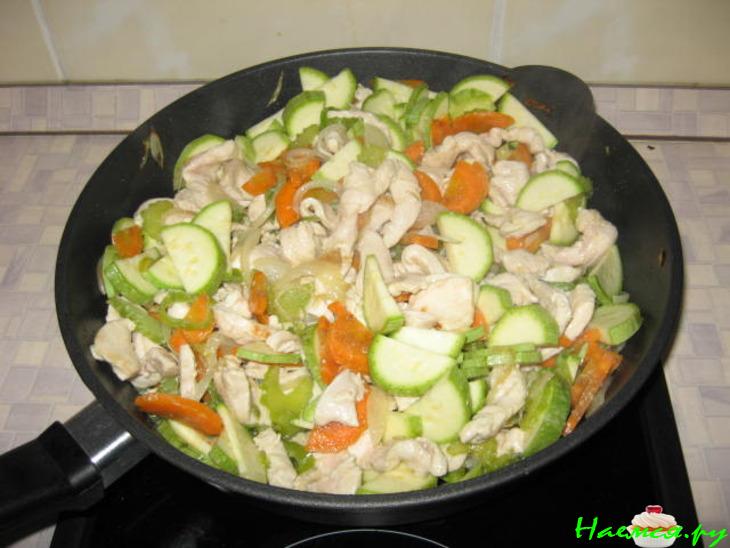 Куриное филе с овощами и фунчозой