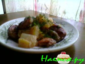 Картофель, тушенный с сардельками в кефире