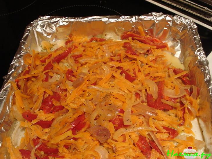 Филе трески под овощным одеялом с сухарями