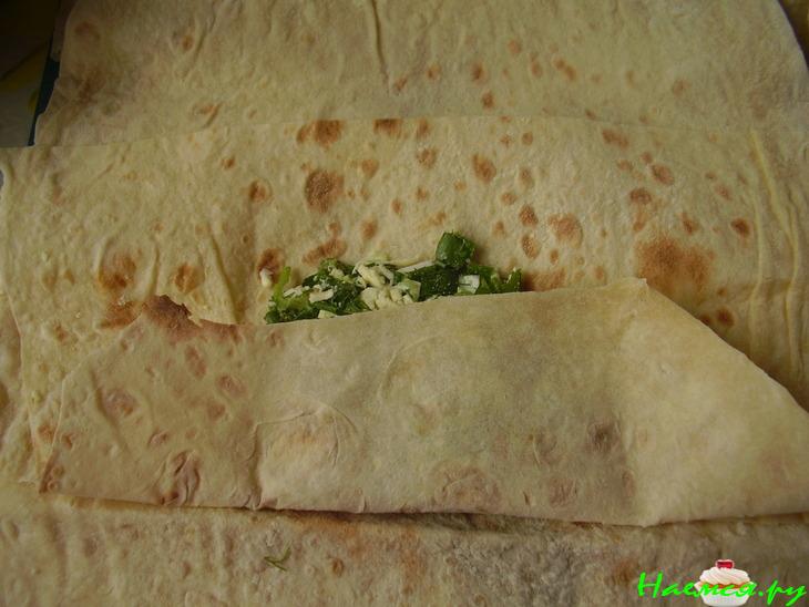 Лаваш с яйцом, сыром и зеленью