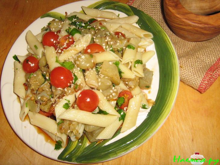 Тёплый макаронный салат с баклажанами