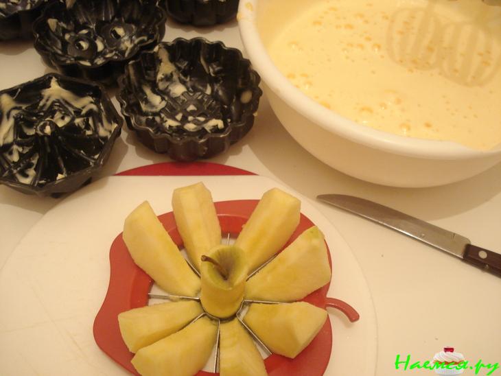 Яблочные шарлотки с клубничной пропиткой и шоколадом 