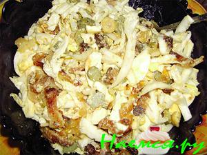 Салат с беконом, маринованным огурчиком и оливками