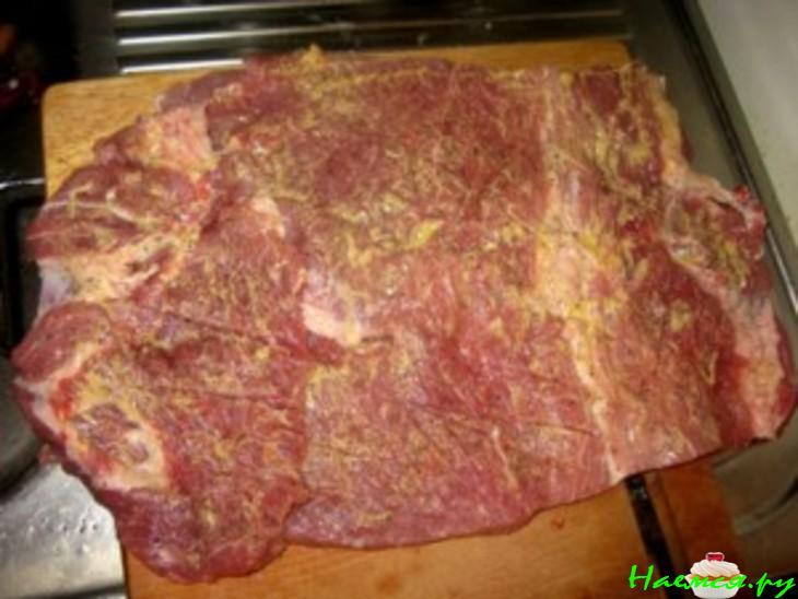 Рулет из свинины с грушами и сыром