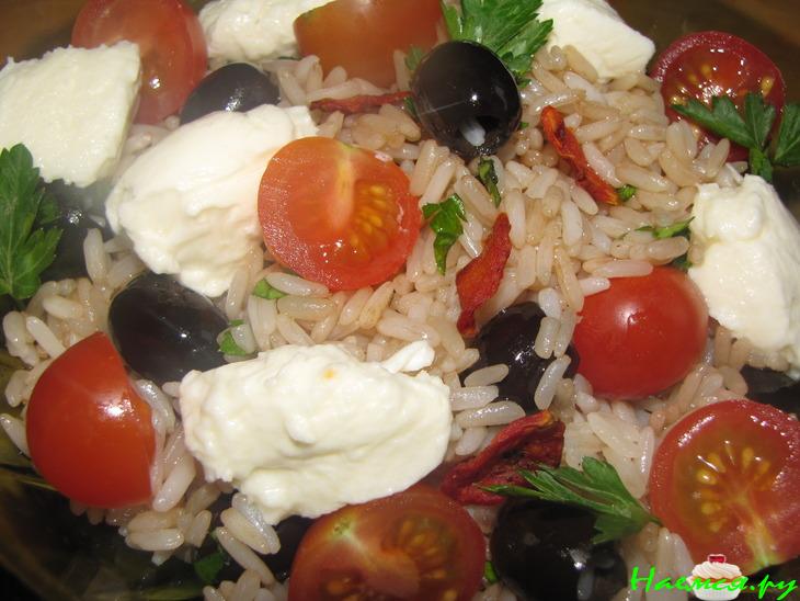 Итальянский рисовый салат с маслинами и моццареллой