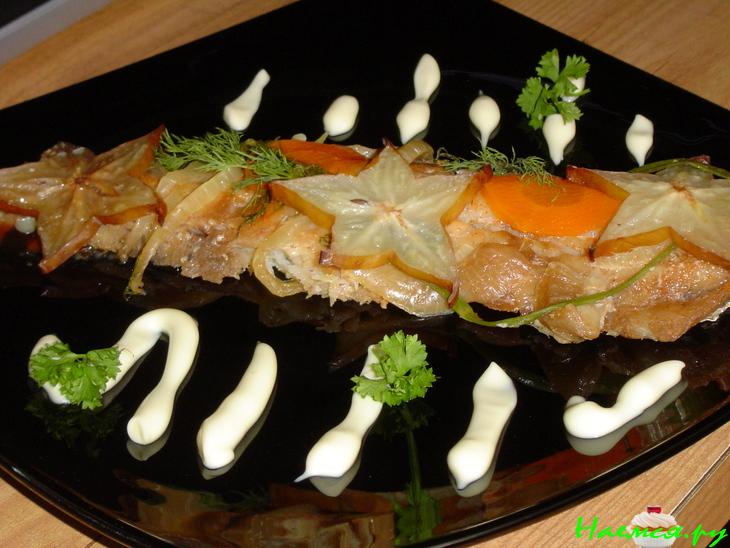 Рыба, запеченная под соевым соусом с карамболой
