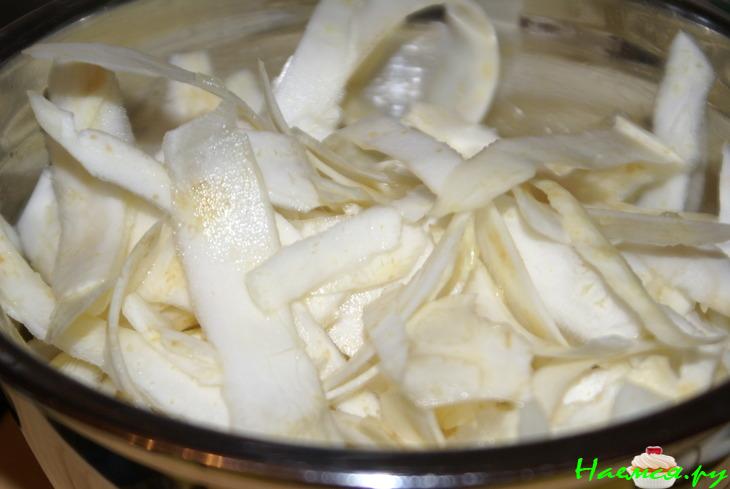 Салат с ленточками сельдерея, креветками и маслинами Салат с ленточками сельдерея, креветками и маслинами