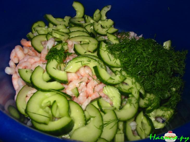 Салат из креветок с огурцом под соусом