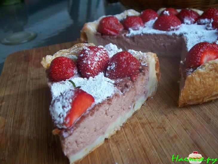 Пирог фермерский с клубникой и сыром бри 