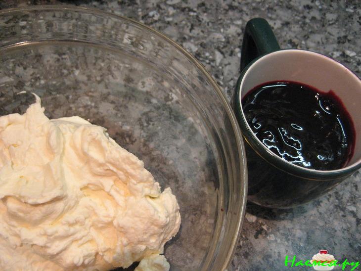 Торт бисквитный со смородиновым и банановым муссом "Наслаждение"