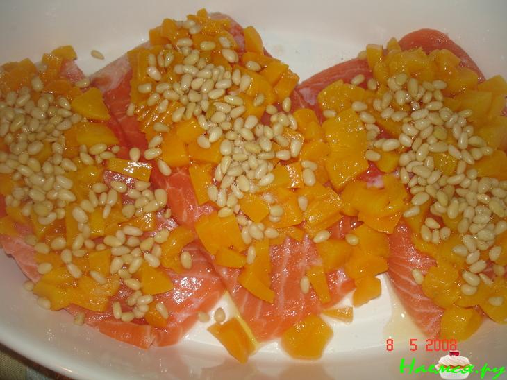 Лосось запеченный с персиком и орешками