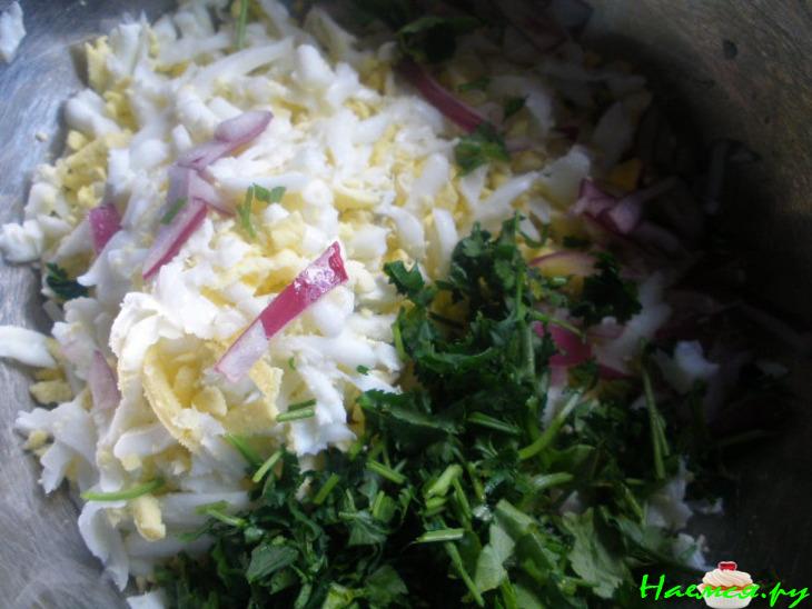 Салат яичный с карамелизированным луком Салат яичный с карамелизированным луком