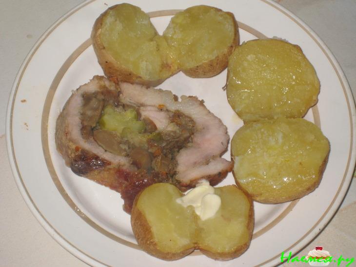 Свиной рулет с грибами и солеными огурцами Свиной рулет с грибами и солеными огурцами