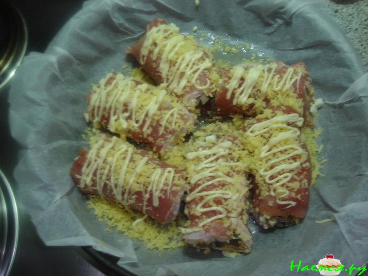 Рулетики из свиного филе с яйцом, сыром и грибами Рулетики из свиного филе с яйцом, сыром и грибами