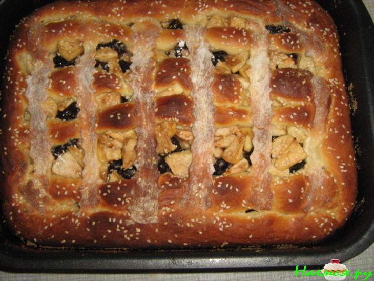 Пирог с яблоком, айвой и черносливом