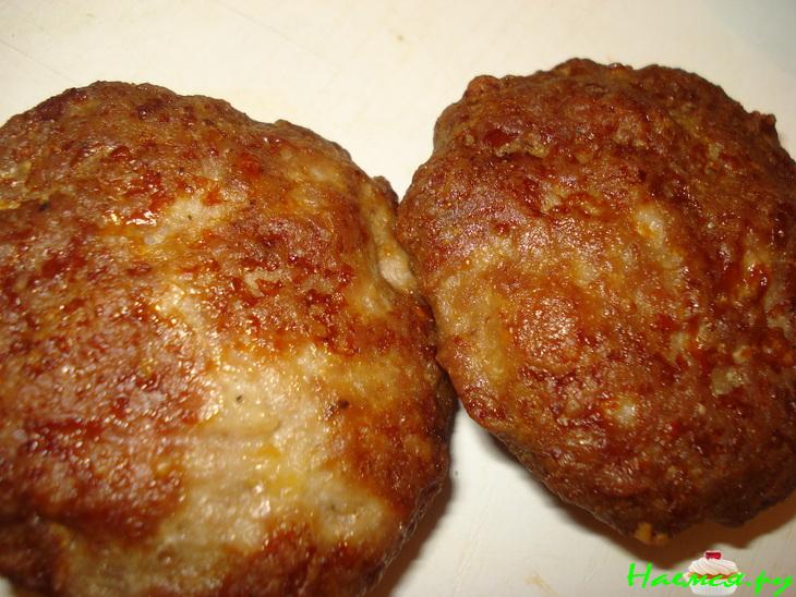 Котлеты с копчёным сыром и соусом из сладкого перца Котлеты с копчёным сыром и соусом из сладкого перца