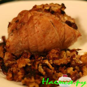 Свиная корейка фаршированная яблоком и луком