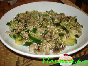 Постный салатик из цуккини и грибов