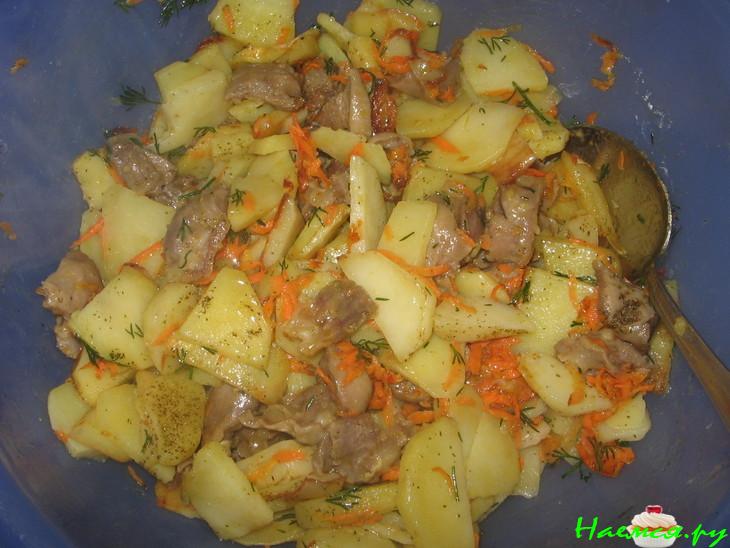 Жаркое в горшочке из куриных желудочков