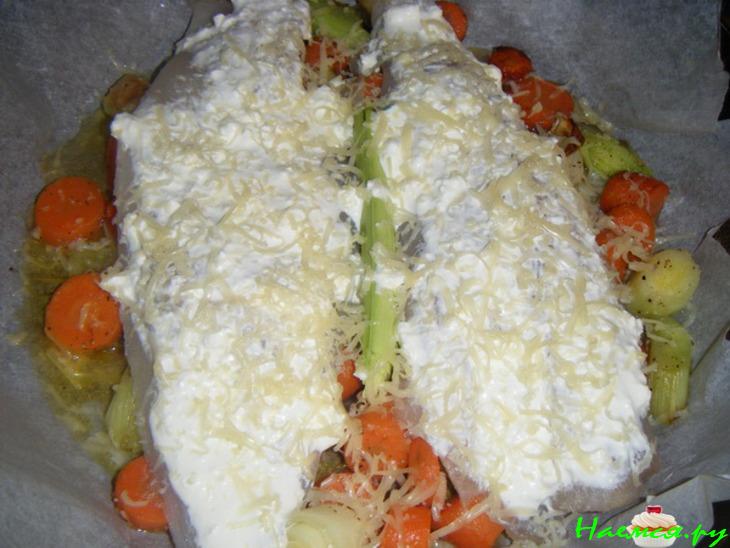 Рыба с овощами под соусом