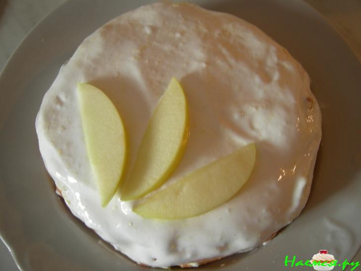 Десерт из профитролей с яблочными кремами