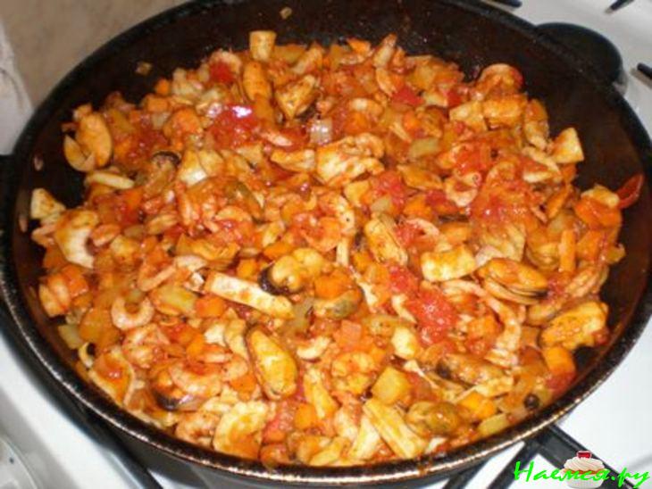 Рис с морепродуктами и помидорами