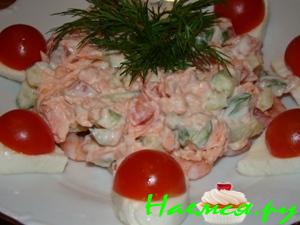 Салат с креветками и лососем