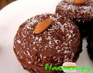 Бисквитные пирожные с грушами и с миндалем Бисквитные пирожные с грушами и с миндалем