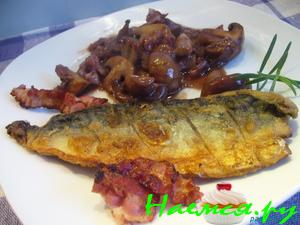 Скумбрия с шампиньонами в вине